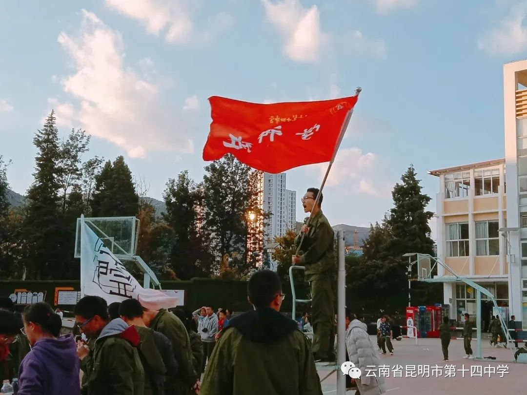 传球篮球运球技巧女生图片_女生篮球运球传球技巧_传球篮球运球技巧女生视频