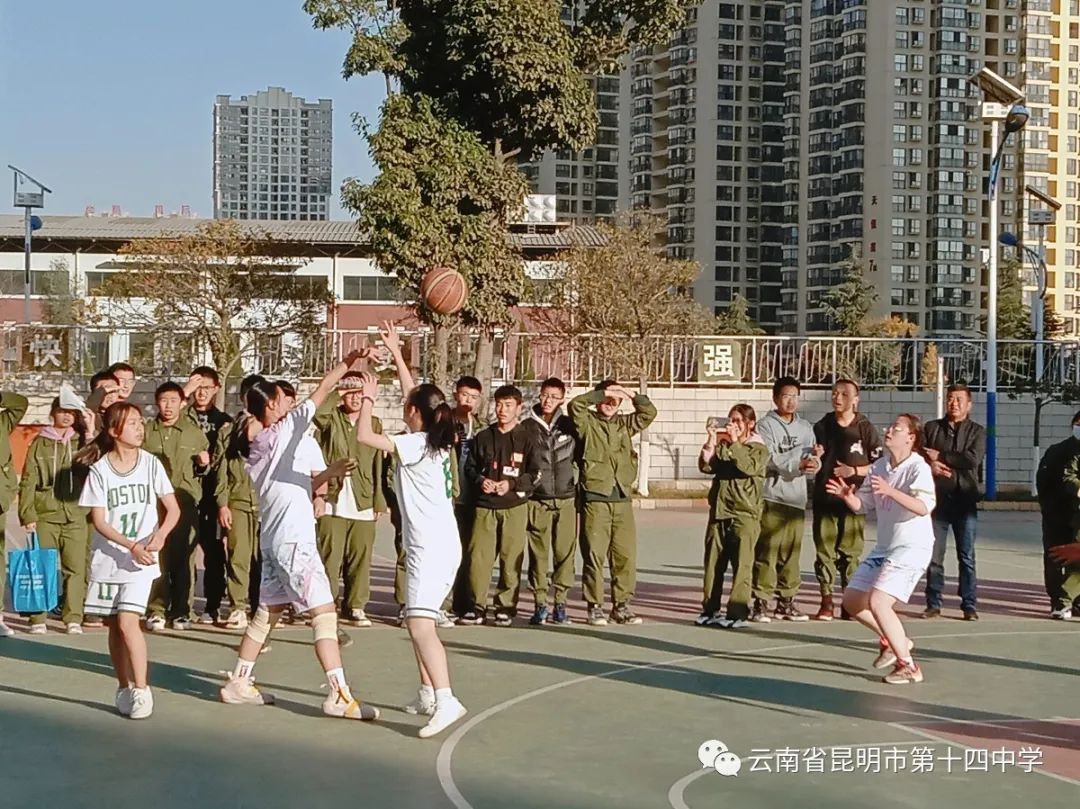 传球篮球运球技巧女生图片_传球篮球运球技巧女生视频_女生篮球运球传球技巧